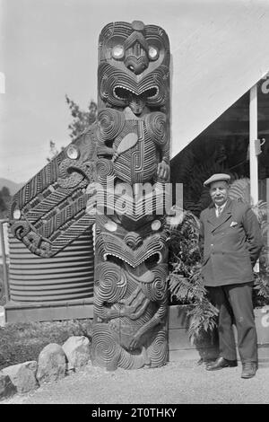 Albert Percy Godber (fotografo neozelandese) - in piedi accanto all'amo della casa d'incontro Maori te Tiki o Tamamutu, presso lo Spa Hotel di Taupo Foto Stock