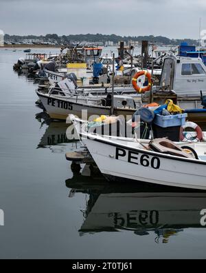 Piccole barche da pesca ormeggiate nel porto di Poole nel Dorset, sulla costa meridionale dell'Inghilterra. Foto Stock