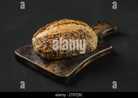 Pane intero di pane artigianale con girasole e semi di sesamo Foto Stock