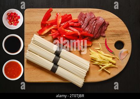 Vista dall'alto degli ingredienti per spaghetti con manzo Foto Stock