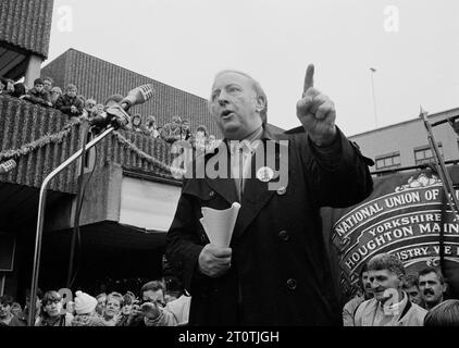 NUM President Arthur Scargill - Miner Union leader, ispirando le masse nel centro di Doncaster durante una manifestazione del 1992. Foto Stock
