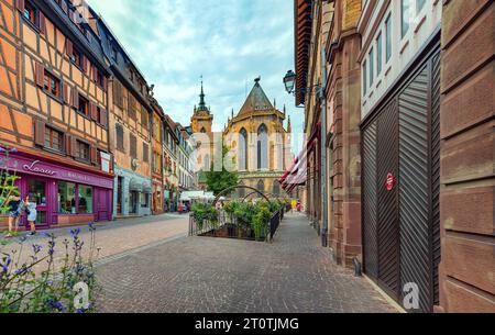 COLMAR, ALSAZIA, GRAND EST, FRANCIA - CIRCA AGOSTO 2023: Rue de l'Église e Saint-Martin de Colmar della città di Colmar in Alsazia, Francia. Foto Stock