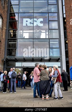 Frequentatori del teatro all'ingresso del teatro della Royal Shakespeare Company Stratford Upon Avon Warwickshire Inghilterra Regno Unito Foto Stock