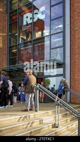 Frequentatori del teatro all'ingresso del teatro della Royal Shakespeare Company Stratford Upon Avon Warwickshire Inghilterra Regno Unito Foto Stock