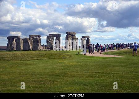 Turisti/turisti di Stonehenge (sito patrimonio dell'umanità dell'UNESCO) Prehistoric Stone Circle Monument in Salisbury Plain, Wiltshire, Inghilterra, Regno Unito. Foto Stock
