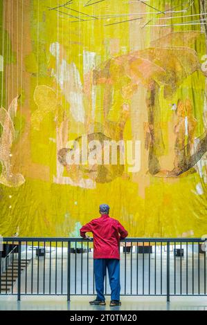 Londra, Regno Unito. 9 ottobre 2023. Commissione Hyundai: El Anatsui (nella foto): Dietro la Luna Rossa nella sala turbine della Tate Modern. Le immagini DEVONO essere utilizzate SOLO quando si fa riferimento a questa installazione. El Anatsui, nato in Ghana e con sede in Nigeria, è famoso per le sue sculture metalliche a cascata costruite con migliaia di bottiglie riciclate articolate con filo di rame. Riadattando i materiali trovati in splendide opere d'arte astratta, il lavoro di Anatsui esplora temi che includono l'ambiente, il consumo e il commercio. Crediti: Guy Bell/Alamy Live News Foto Stock