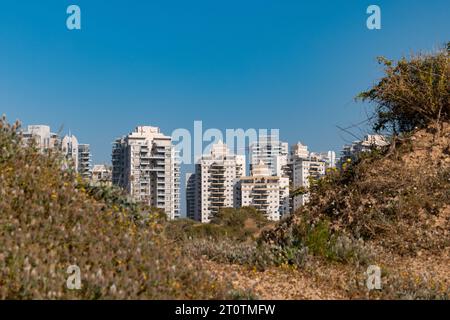 Riserva Gador, Hadera, Israele, 9 aprile 2022; il complesso di edifici emerge dietro la collina. Foto Stock