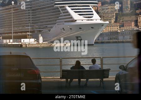 Genova, riflessioni al Porto Foto Stock