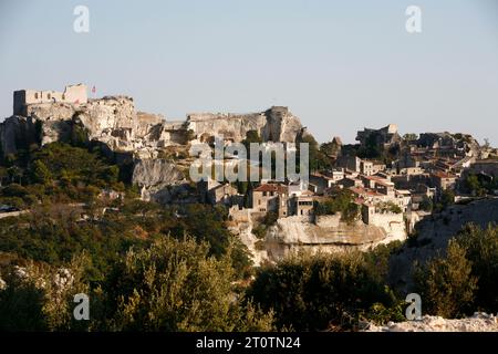 Vista su Les Baux de Provence e la fortezza vista dalle grotte, Bouches-du-RH, Provenza, Francia. Foto Stock