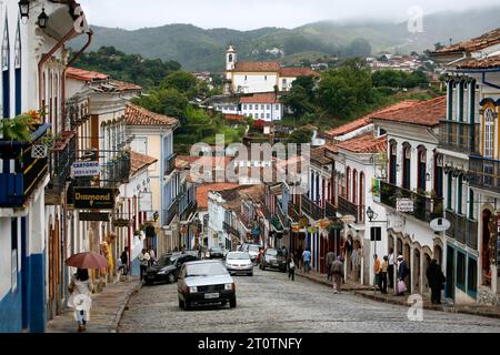 Scena di strada con gli edifici coloniali a Ouro Preto, Brasile. Foto Stock