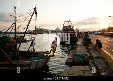 Pescatori al porto, Italia. Foto Stock