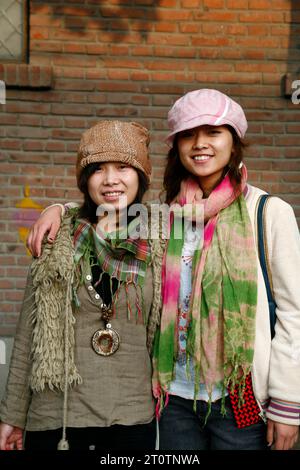 Donne cinesi nel quartiere artistico di Pechino Foto Stock