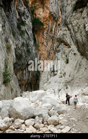 Escursionisti in un canyon in Sardegna Foto Stock