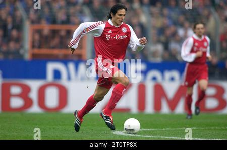 Bochum Germania, 14.2.2004 calcio: Bundesliga stagione 2003/04, VfL Bochum (VFL, blu) vs FC Bayern Muenchen (FCB, rosso) 1:0 — Roque Santa Cruz (FCB) Foto Stock