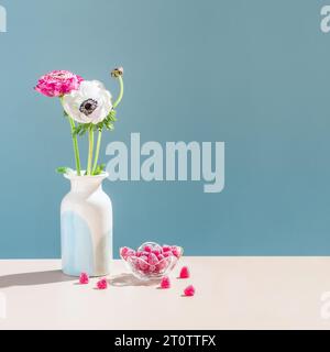 Splendido sfondo di natura morta . Bouquet di fiori pastello in vaso. Foto Stock