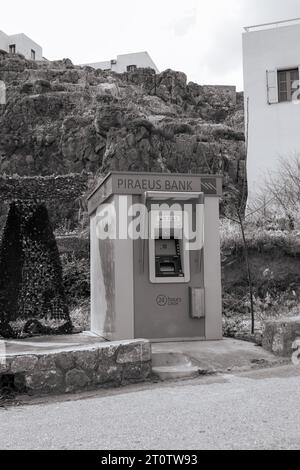 Pireo Bank, una multinazionale greca di servizi finanziari, sportello Bancomat situato a St Paul's Bay Beach sull'isola di Rodi, Grecia in bianco e nero Foto Stock