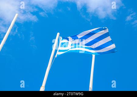 Bandiera nazionale greca aperta in cima a un palo Foto Stock