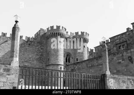 Ingresso frontale al castello del Gran Maestro dei Cavalieri di Rodi in bianco e nero Foto Stock