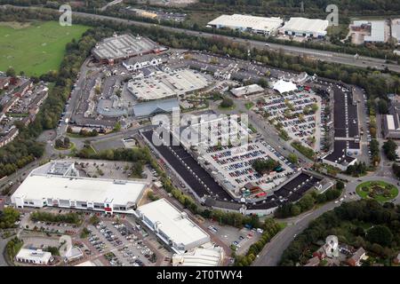 Vista aerea del Cheshire Oaks Outlet, un parco di negozi di poutlet di marca vicino al porto di Ellesmere e a Chester, Cheshire Foto Stock