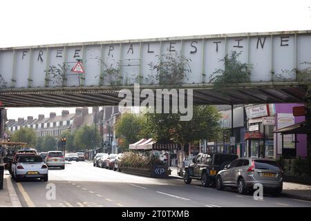 Londra, Regno Unito. 9 ottobre 2023. Le parole "PALESTINA LIBERA" sono state dipinte su un ponte a Golders Green, a nord di Londra, a pochi metri da Pita, un ristorante Kosher, anch'esso vandalizzato. La polizia di Londra sta intensificando le sue pattuglie a seguito di un'escalation nel conflitto tra Isreal e Hamas. Crediti fotografici: Ben Cawthra/Sipa USA credito: SIPA USA/Alamy Live News Foto Stock