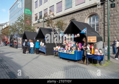 Gente che vende cappelli su marciapiede a Reykjavik in Islanda Foto Stock