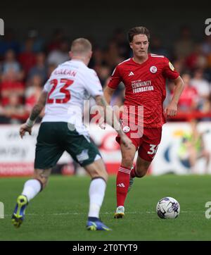 Will Wright di Crawley Town affronta James McClean di Wrexham durante la partita EFL League Two tra Crawley Town e Wrexham al Broadfield Stadium di Crawley. 7 ottobre 2023 Foto Stock