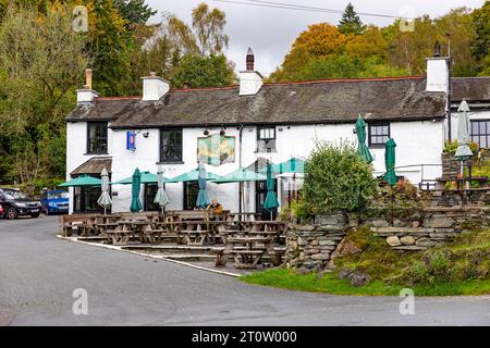 Parco nazionale Elterwater Lake District, pub e sistemazione del Britannia Inn Public House, Cumbria, Inghilterra, Regno Unito Foto Stock