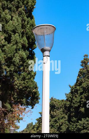 Palo per illuminazione stradale con lampada a lanterna storta. Sorgente luminosa Foto Stock