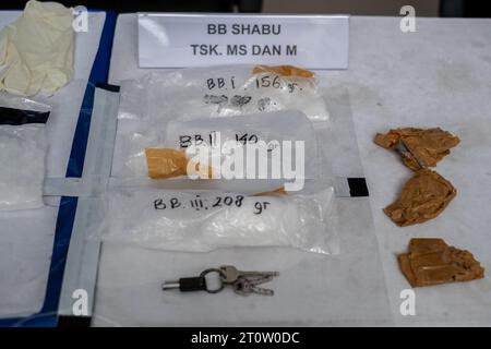 Kendari, Indonesia. 9 ottobre 2023. Le prove nel luogo del primo arresto erano narcotici di tipo metanfetamina avvolti in confezioni di plastica del peso di 500 grammi e 10 grammi presso l'ufficio del Southeast Sulawesi BNN. L'Agenzia nazionale per gli stupefacenti (BNN) della provincia di Sulawesi sud-orientale è riuscita ad arrestare tre sospettati nel caso di contrabbando di metanfetamina del peso di 1 chilo, 500 grammi e 10 grammi in 2 diverse località. Credito: SOPA Images Limited/Alamy Live News Foto Stock