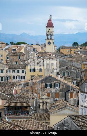 Città di Corfù, Corfù, Grecia - Panoramica della città di Corfù con la Chiesa greco-ortodossa Agios Spiridon. Dietro l'Albania continentale. Foto Stock