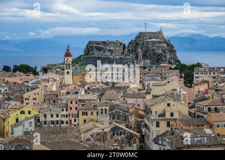 Città di Corfù, Corfù, Grecia - Panoramica della città di Corfù con la Chiesa greco-ortodossa Agios Spiridon e la nuova fortezza. Nella parte posteriore dell'Albania continentale. Foto Stock