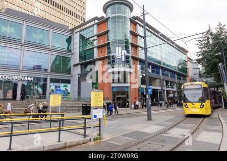 Stazione metropolitana leggera del tram Manchester Metrolink al centro di Arndale e fermata del tram Exchange Square, Manchester, Inghilterra, Regno Unito, 2023 Foto Stock