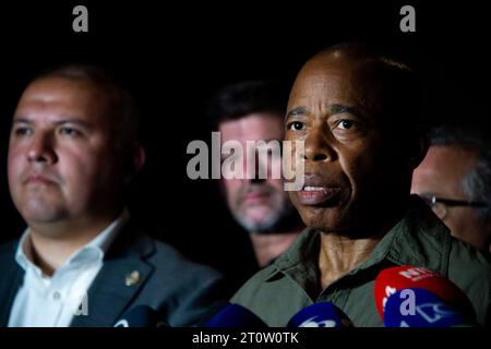 Il sindaco di New York Eric Adams parla durante una conferenza stampa a Bogotà, in Colombia, il 7 ottobre 2023. Il sindaco Eric Adams ha visitato prima lo stesso giorno Foto Stock