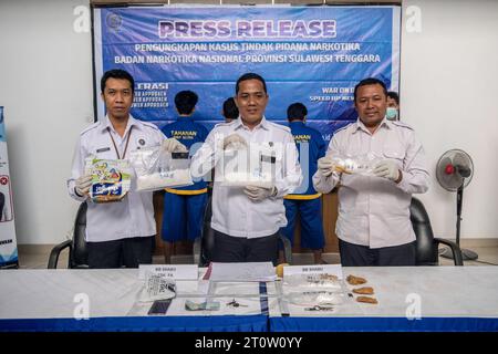 Kendari, Indonesia. 9 ottobre 2023. Gli agenti BNN Sultra mostrano prove di narcotici di tipo metanfetamina avvolte in confezioni di plastica presso BNN Sultra Office. L'Agenzia nazionale per gli stupefacenti (BNN) della provincia di Sulawesi sud-orientale è riuscita ad arrestare tre sospettati nel caso di contrabbando di metanfetamina del peso di 1 chilo, 500 grammi e 10 grammi in 2 diverse località. (Foto di Andry Denisah/SOPA Images/Sipa USA) credito: SIPA USA/Alamy Live News Foto Stock