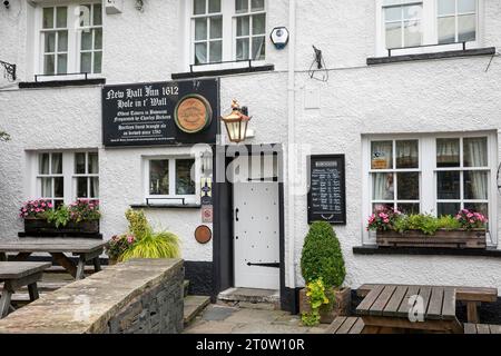 Buca in t' Wall pub pub del XVII secolo, pub pubblico in Bowness su Windermere, Lake District National Park, Cumbria, Inghilterra, Regno Unito preso nel 2023 Foto Stock