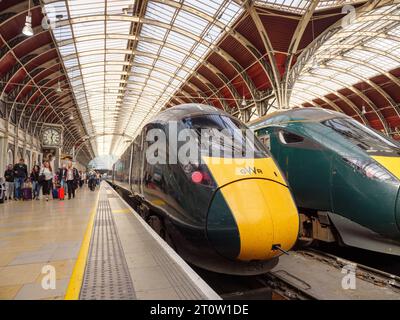 I passeggeri sbarcano dai treni della Great Western Railway alla stazione di Paddington, Londra, Regno Unito Foto Stock