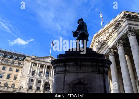 La statua di James Henry Greathead sorge su un'isola trafficata nel mezzo della Cornhill, di fronte alla Bank of England e al Royal Exchange. James Butl Foto Stock