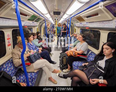 Persone che viaggiano su un treno della metropolitana di Londra, Regno Unito Foto Stock