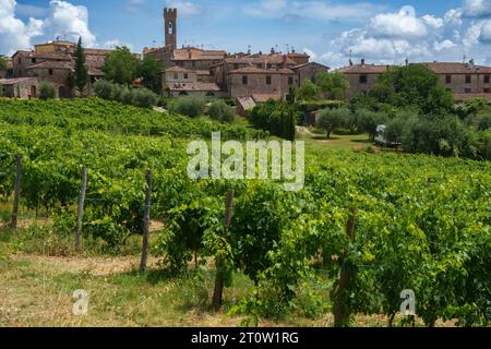 Villa a Sesta, borgo storico del Chianti, provincia di Siena, Toscana, Italia Foto Stock