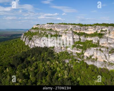 Vista aerea panoramica dell'altopiano di Madara, dove l'iconico cavaliere di Madara è intagliato in modo complesso. Scopri il ricco patrimonio culturale e le meraviglie naturali della Bulgaria Foto Stock