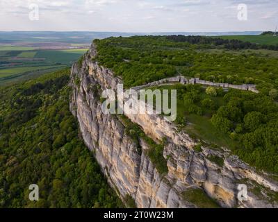 Vista aerea panoramica dell'altopiano di Madara, dove l'iconico cavaliere di Madara è intagliato in modo complesso. Scopri il ricco patrimonio culturale e le meraviglie naturali della Bulgaria Foto Stock