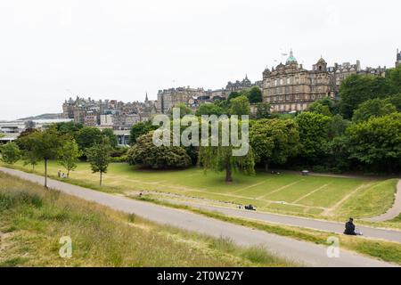 East Princes Street Gardens guardando verso il centro storico di Edimburgo, Edimburgo, Scozia, Regno Unito. Foto Stock