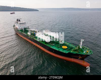 Vista aerea dall'alto dell'olio di trasporto della nave petroliera sul mare Foto Stock