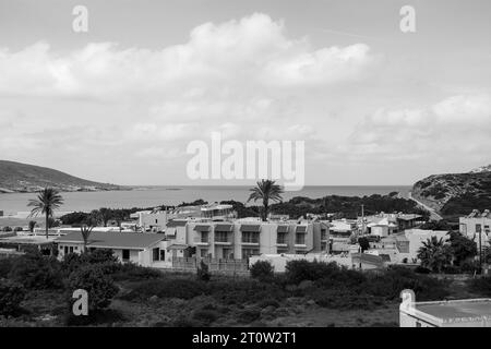 Black and White Oasis Prasonisi Hotel edifici fronte spiaggia alla spiaggia di Prasonisi, Grecia, un punto d'incontro tra il Mediterraneo e il Mar Egeo Foto Stock