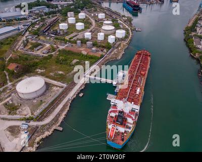Vista aerea dall'alto della petroliera e della nave gpl nel porto industriale Foto Stock