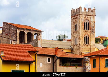 Il campanile della chiesa parrocchiale di San Martino risalente al XIV secolo, Toirano, regione Liguria, Italia. Foto Stock