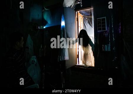 Bandung, Giava Occidentale, Indonesia. 9 ottobre 2023. Una donna vestita da fantasma vista durante le celebrazioni di Halloween al ristorante Karnivor di Bandung, Giava Occidentale, Indonesia. Il ristorante serve un menu di cibo, bevande e giostre horror, nonché ornamenti a tema Halloween. (Immagine di credito: © Algi February Sugita/ZUMA Press Wire) SOLO USO EDITORIALE! Non per USO commerciale! Foto Stock