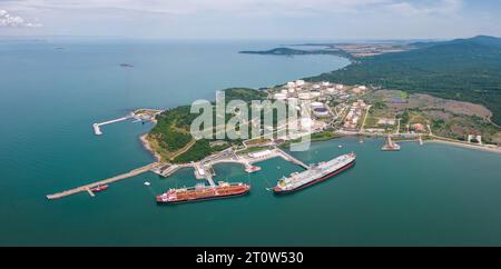 Una vista aerea di due petroliere vicino a un impianto di stoccaggio del petrolio sulle rive del Mar Nero in Bulgaria, che mostra l'industria marittima e costiera Foto Stock