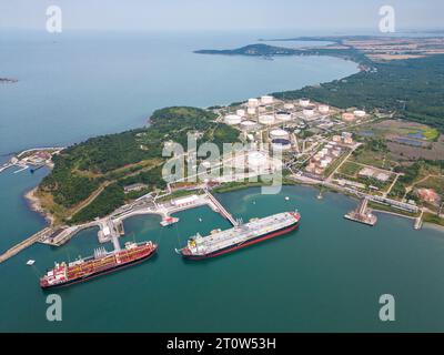 Una vista aerea di due petroliere vicino a un impianto di stoccaggio del petrolio sulle rive del Mar Nero in Bulgaria, che mostra l'industria marittima e costiera Foto Stock