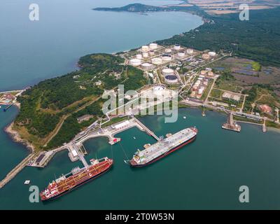 Una vista aerea di due petroliere vicino a un impianto di stoccaggio del petrolio sulle rive del Mar Nero in Bulgaria, che mostra l'industria marittima e costiera Foto Stock